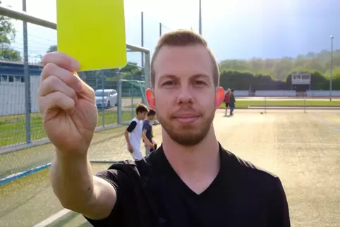 „Wenn reden nicht mehr hilft, muss auch mal eine Karte her“, sagt Schiedsrichter Florian Stahl.