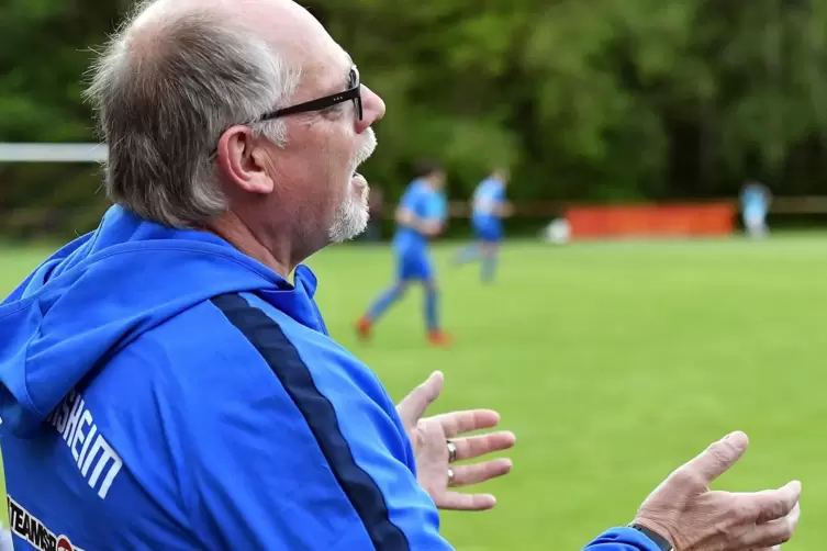 Bei Heimspielen der Geinsheimer Landesliga-Fußballer schaut Ronald Helf stets zu. Und mit anderen ehrenamtlichen Helfern des Ver