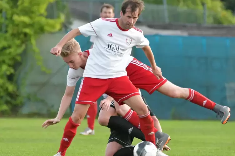 Dicht gestaffelt: Beim lustigen Ballhangeln behält Veldenz-Spielertrainer Christoph Lawnik den Überblick. 