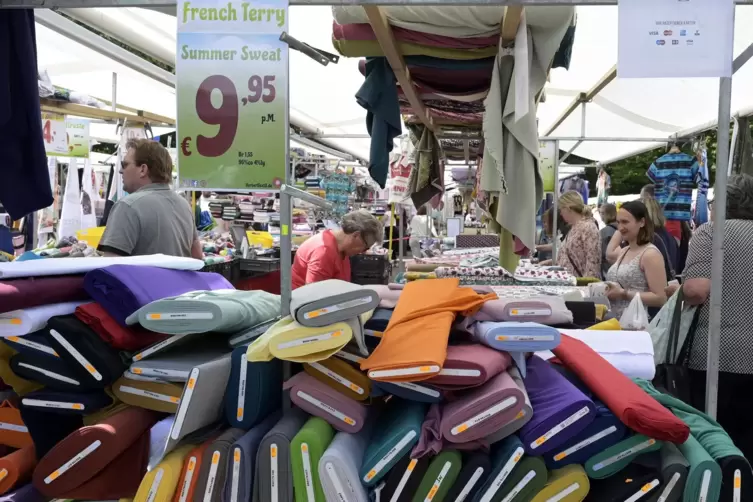 Die Vielfalt an Kurzwaren und Stoffen lockt zahlreiche Besucher aus dem Umland an.