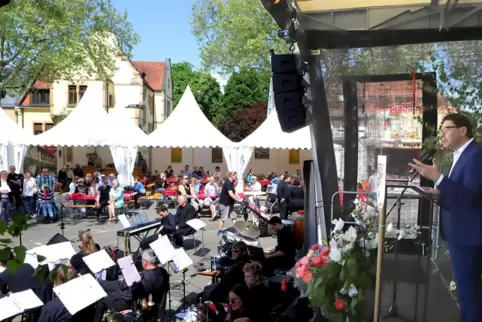 Neues Format: Oberbürgermeister Thomas Hirsch bei seinem Bürgerempfang auf dem Maimarkt. 