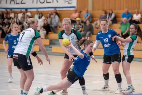  Alle schauen auf die ballführende Laura Klein (von links): Fabienne Schmuck (hinten), Stephanie Henn, Christina Henn und Meike 