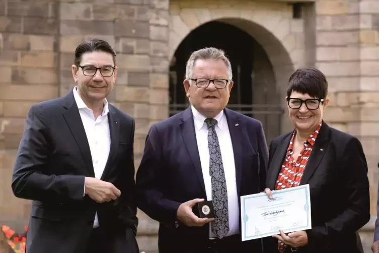 Christine Schneider überreicht Theo Kautzmann die Europamedaille, links Thomas Hirsch.