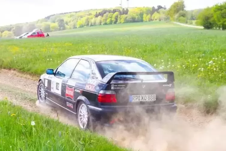 Staubig: Denise und Pilot Sebastian Dietz in ihrem BMW 323ti bei der Birkenfelder Löwenrally.