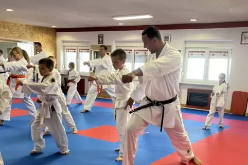 Besondere Einheit für die Athleten des Karatevereins Speicher in Kaiserslautern: Sie dürfen Schulter an Schulter mit dem Weltmei