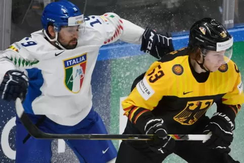 Moritz Seider (hinter ihm der Italiener Raphael Andergassen) ist der Aufsteiger im deutschen Eishockey. 