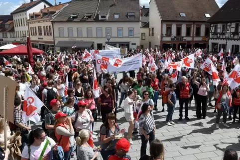 Rund 1000 Teilnehmer waren zu der Kundgebung auf den Kirchheimbolander Römerplatz gekommen.