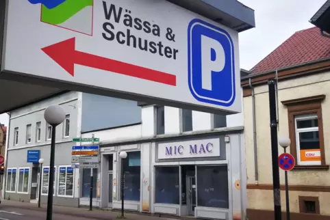 Leerstand in der südlichen Fruchtmarktstraße: vorn das ehemalige Wässa & Schuster, gegenüber die frühere Boutique Mic Mac.