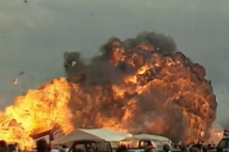 Nach dem Zusammenstoß explodierte ein Flieger noch in der Luft. Hunderte Liter brennendes Kerosin stürzten auf das Publikum. 
