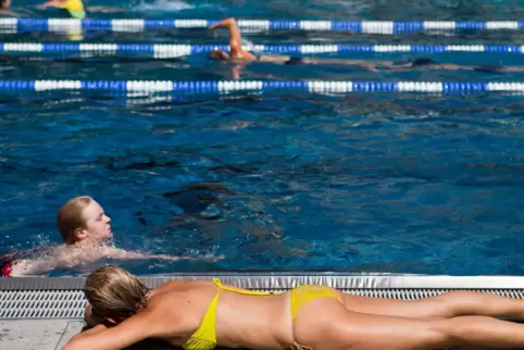 Die Regelungen in Pfälzer Schwimmbädern zum barbusigen Baden sind nicht immer eindeutig. 