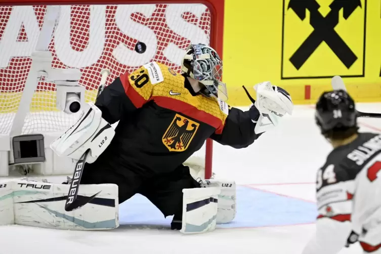 Cole Sillinger (rechts) trifft gegen Deutschlands Torwart Philipp Grubauer zum kanadischen 1:0. 