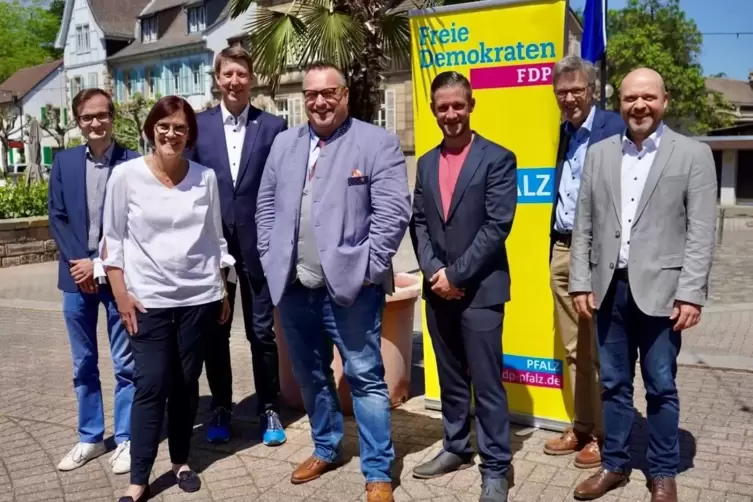 Der neue Vorstand der FDP Pfalz mit dem wiedergewählten Vorsitzenden Andy Becht (Vierter von links). 