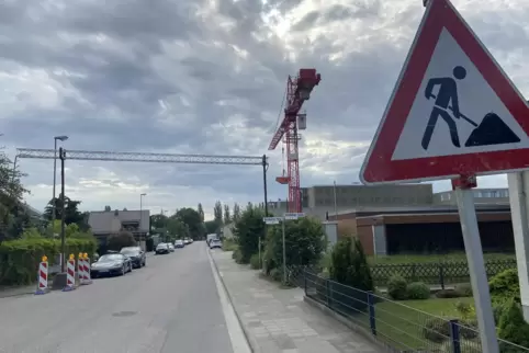 Baustelle: Hinter den Mauern der JVA in der Ludwigshafener Straße wird eine Fahrstraße erneuert. 