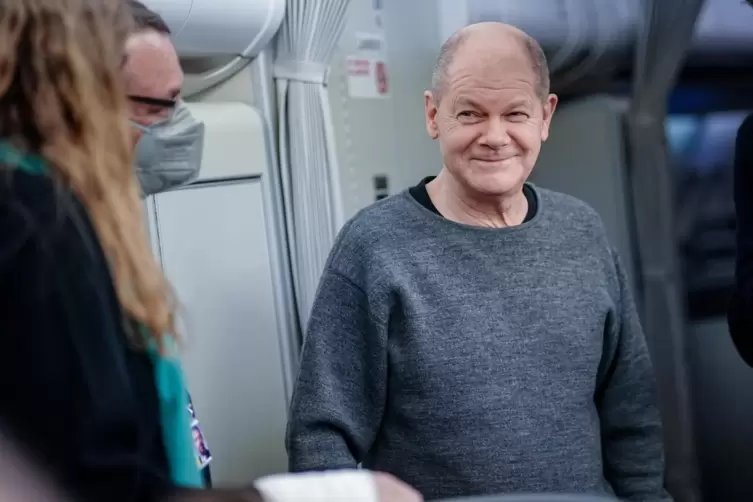 Geht so? Kanzler Olaf Scholz im Flieger in die USA. 