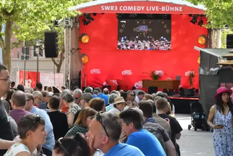 Bei bestem Wetter genossen die Besucher das Comedy-Festival. 