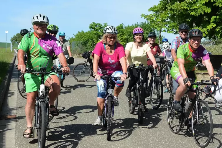 Strahlten mit der Sonne um die Wette: Pfarrer Sebastian Best (vorne rechts) und die Teilnehmer der Radtour unter dem Motto „Ein 