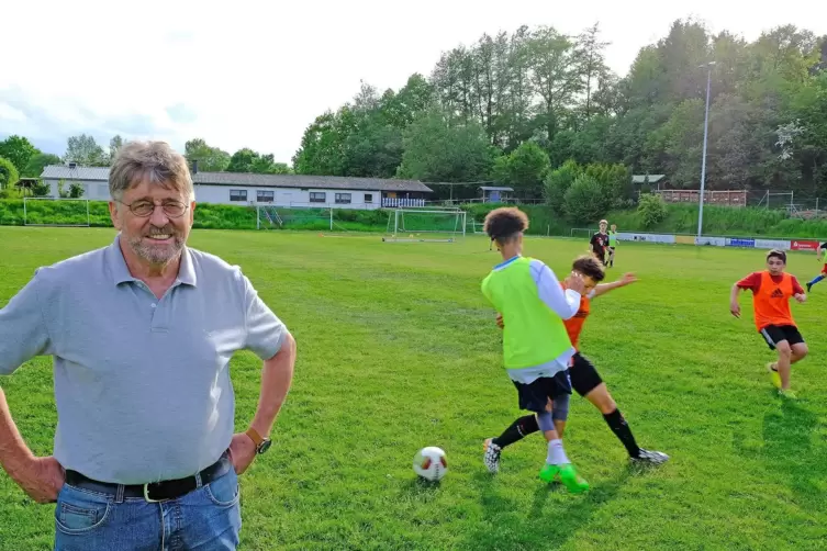 TuS-Jugendleiter Harald Nentwig (links) freut sich riesig, dass die C-Junioren der Jugend-Spielgemeinschaft TuS Wattweiler/JSG S