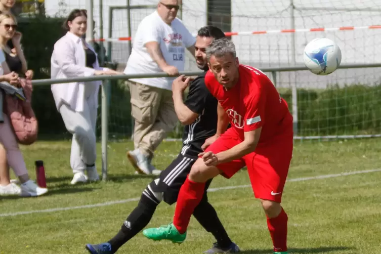 Wer wird Meister? Im direkten Duell besiegte Max Fahr (vorne) mit der SG Münchweiler/Alsenbrück-Langmeil den FC Shqiponja Kaiser