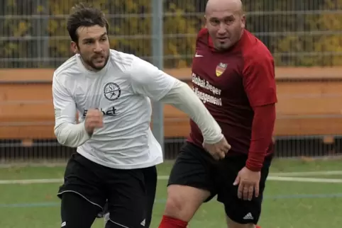 Temel Karagöz (rechts) , Spielertrainer des TuS Oggersheim, hofft, dass sein Team noch den zweiten Platz erreicht. 