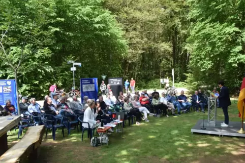 Unter Freunden: Beim offiziellen Festakt an der Schwarzen Tafel spricht die Europaabgeordnete Christine Schneider (rechts). 