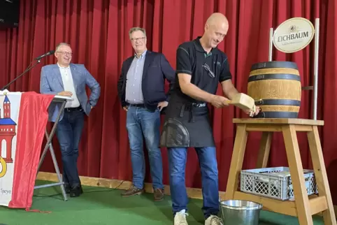 Bieranstich in der Halle des AV 03 Speyer (von links): Uwe Wöhlert, Andreas Hiby-Durst und Jürgen Neubeck präsentieren das Festb