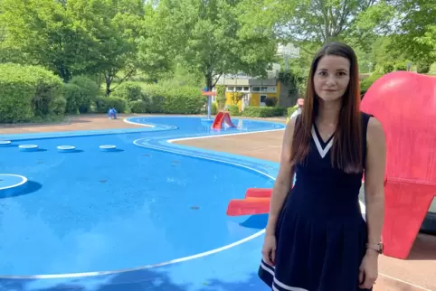 Das Kinderbecken ist schon gefüllt, beim Ortstermin im Altenglaner Freibad mit Jessica Bennoit. 