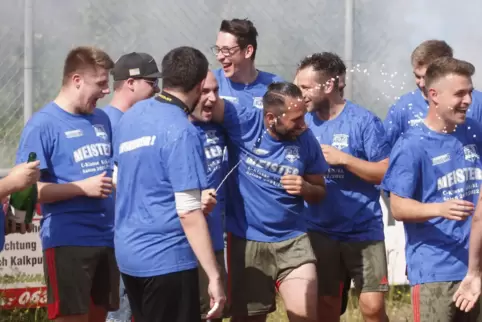 Die Meister-T-Shirts lagen schon bereit, und pünktlich mit dem Abpfiff spritzte der Sekt.