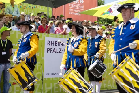 Prominenter Auftritt beim Umzug zum Rheinland-Pfalz-Tag: die Trifels-Herolde aus Annweiler. 