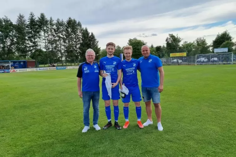  Spielleiter Manfred Weck (von links) mit Johann Mees und Jannis Fetzner, die ausscheiden, und Teammanager Patrick Pfaff. 