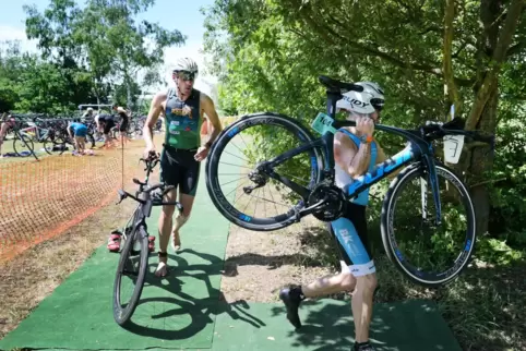 Das Kräftemessen ist wieder erlaubt: Marco Bellanti (rechts) und Stefan Magin beim Triathlon „Goldener Hut“ am Sonntag inS chiff