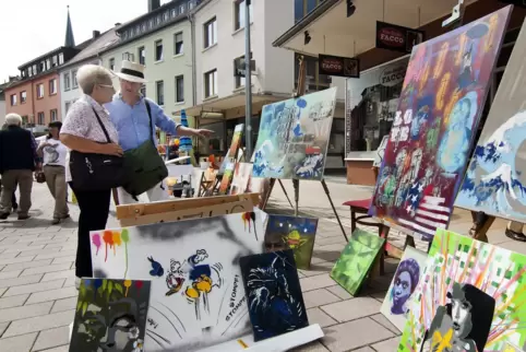  „Zweibrücken kunstvoll“ (hier: Peter Schaumburger im Gespräch mit Anne Hussong 2016) macht aus der Fußgängerzone eine Kunstmeil