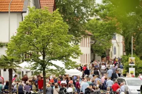 Trubelig wie gemütlich: Heimatfest in Weisenheim/Berg. 