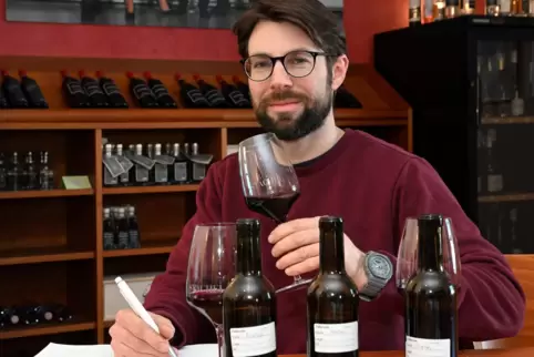 Eine gute Nase ist gefragt, wenn Matthias Stachel die Barriquefass-Proben der Rebsorte Malbec prüft. 