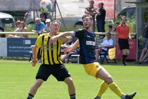 Letztes Heimspiel gewonnen: Torschütze Steffen Straub (links).