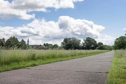 Über den Roten Weg gelangen Landwirte und Kleingartennnutzer zu ihren Grundstücken. 