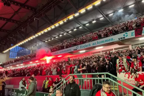 Nach dem 1:0 kannte die Freude auf der Nordtribüne des Fritz-Walter-Stadions kein Halten mehr.