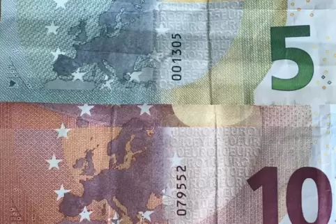 Die Umrisse von Europa auf Euro-Banknoten. 