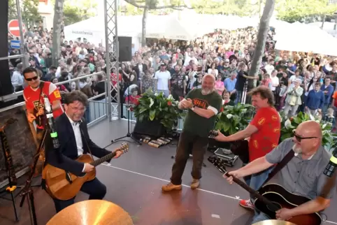 Bürgermeister Christoph Glogger (Zweiter von links) mit den Anonyme Giddarischde bei der Eröffnung des Stadtfests. 