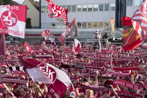 Am Mittwoch wurde auf dem Stiftsplatz der Aufstieg des FCK gefeiert. 