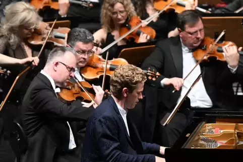 Lupenreines Zusammenspiel dank intensiver Tuchfühlung: Pianist Joseph Moog mit dem Prague Royal Philharmonic Orchestra.