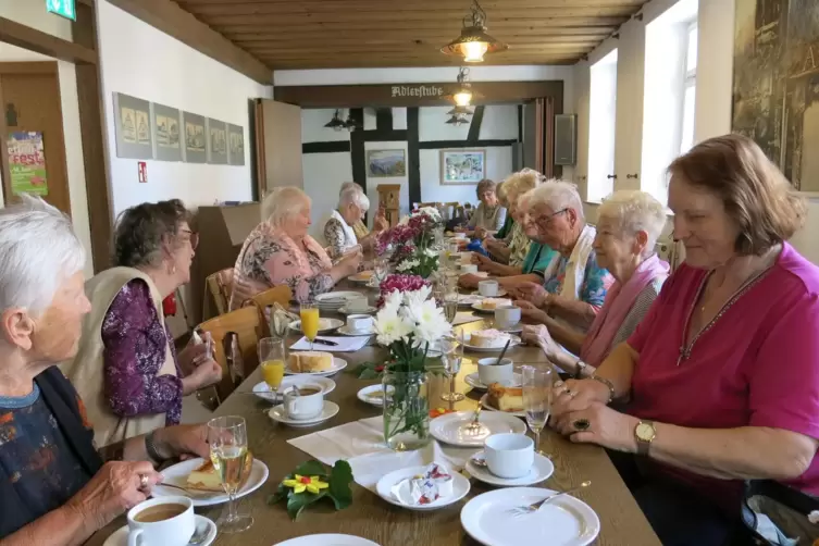 An der langen Tafel, zusammen mit anderen, schmecken Kaffee und Kuchen noch mal so gut. 