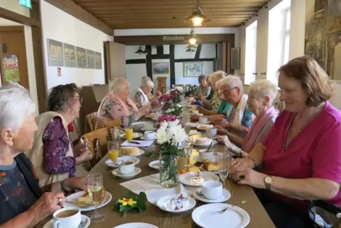 An der langen Tafel, zusammen mit anderen, schmecken Kaffee und Kuchen noch mal so gut. 