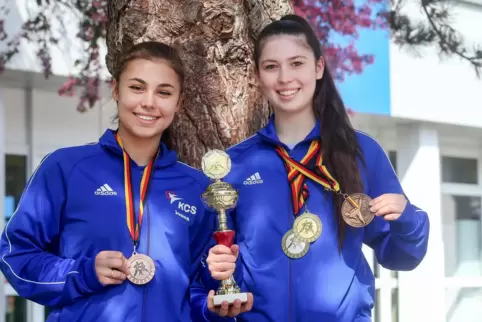 Joana Brachetti (links) holt Bronze bei den Landesmeisterschaften. Rechts: Lea Gomolka.