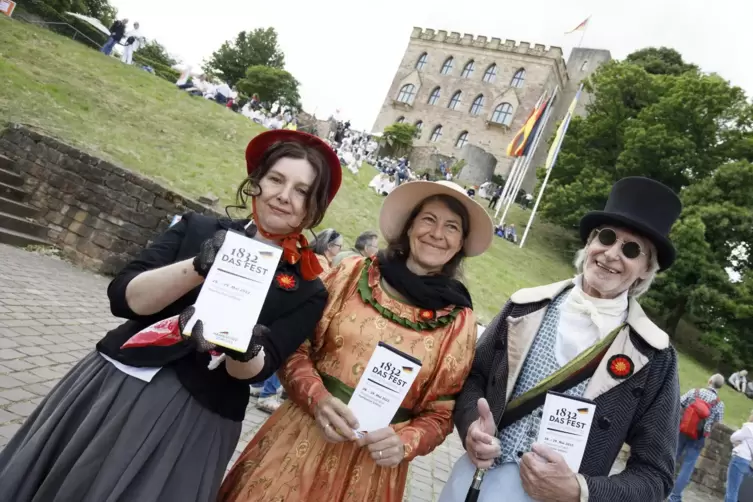 Droben auf dem Schloss erwarteten Anna Maria Abresch (Andrea Braun), Emilie Siebenpfeiffer (Karin Beetz) und Ehemann Philipp Jak