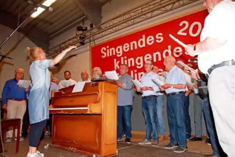 Einer von vielen Chören, die beim Frühlingsfest des TVH auftraten: der Männerchor Bruchweiler mit Chorleiterin Eva Kling.