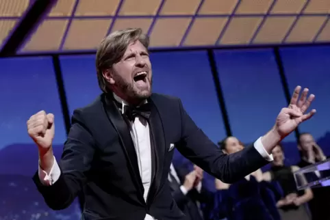 Ruben Östlund, Filmregisseur aus Schweden, feiert nachdem er die Goldene Palme für seine Satire „Triangle of Sadness“ bei der Pr