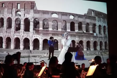 Reisestopp in Rom: Ivan Knezevic (Violine) und Caroline Busser (Cello) luden mit dem Pfalztheaterorchester die Galabesucher dazu