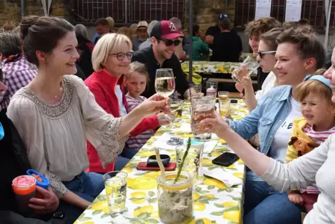 Prost! Nach dieser Geselligkeit haben sich die Menschen lange gesehnt. 