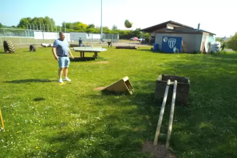 Über eine der beiden Rampen muss der Ball an dieser Station in den Betonkübel befördert werden. Oliver Rech, Vorsitzender des Tu