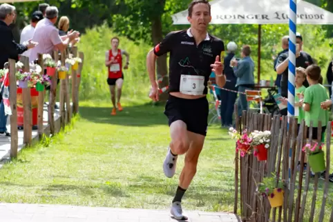 Läuft nach einem spannenden Duell mit Lars Holder (im Hintergrund) als Erster ins Ziel im Dahner Sportpark: Jens Becker vom TV L